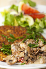 Kartoffelpuffer mit Pilzsoße