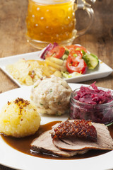 Bayerischer Schweinebraten mit Knödel