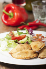 hausgemachte Empanadas mit salsa