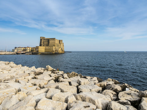 Italien, Kampanien, Neapel, das Castel dell'Ovo an der Via Eldorado, Blick von Mergellina aus