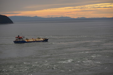 鳴門海峡と貨物船