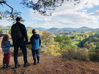 Obraz premium Family hike in autumn forest in Rheinland Pfalz