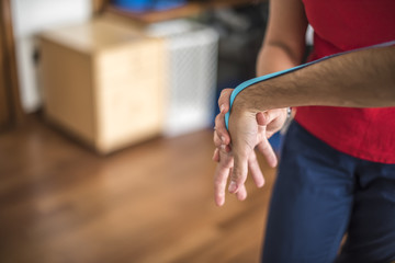 Obraz premium fisioterapista applica tape dopo massaggio per il dolore a un giovane sportivo