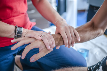 fisioterapista visita e massaggia il braccio a un giovane sportivo