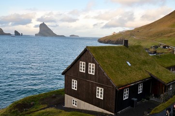 Fototapeta na wymiar フェロー諸島 Faroe Islands ヴァーガル島 ヴァーアル島 Vágur Vagar Island ボー Bøur