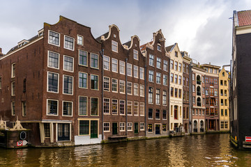 Fototapeta na wymiar Panorama d'un canal et ses maisons typiques à Amsterdam, Hollande, Pays-bas