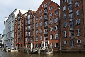 Fototapeta na wymiar Historische Häuser am Fleet in Hamburg