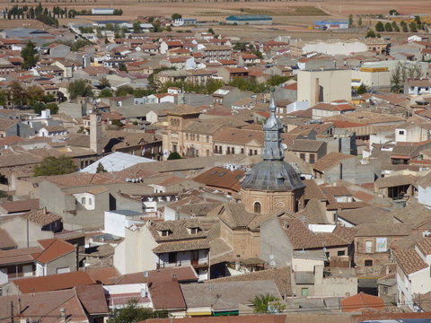 Consuegra (Toledo) Molinos de viento desde el aire. Consuegra es un municipio español de la provincia de Toledo, en la comunidad autónoma de Castilla-La Mancha