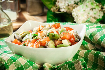 Broad bean salad with tomatoes, onion and olive