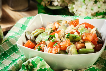 Broad bean salad with tomatoes, onion and olive