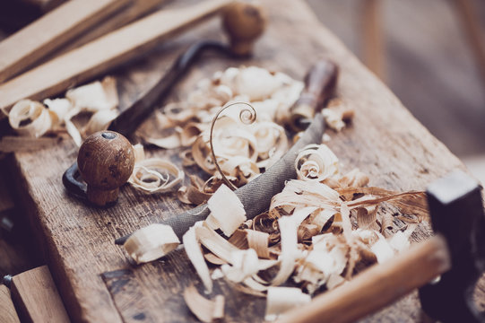 Vieux outils de menuiserie et copeaux de boi