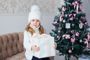 Obraz na płótnie Canvas girl white sweater gift box