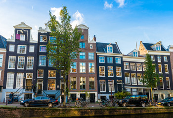 Obraz premium Panorama d'un canal et ses maisons typiques à Amsterdam, Hollande, Pays-bas