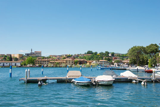 Veduta del porto turistico di Sarnico sul lago d'Iseo