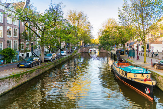 Panorama d'un canal et ses maisons typiques à Amsterdam, Hollande, Pays-bas