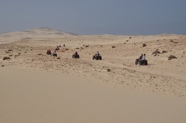 Fototapeta na wymiar Quad dans les dunes désertiques de Boa Vista, au Cap-Vert