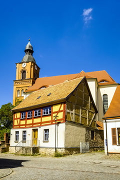 Restauriertes Fachwerkhaus vor Stadtpfarrkirche Buckow (M&auml;rkische Schweiz), Brandenburg, Deutschland