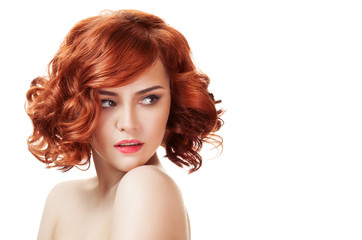 Fototapeta premium Imbir piękna kobieta. Idealne rude włosy. Na białym tle