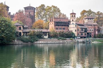 Fototapeta na wymiar Torino, Castello, Borgo Medievale, fiume Po