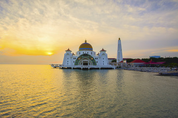 Obraz premium Majestic view of Malacca Straits Mosque during sunset