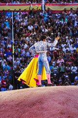 torero faisant des mouvements devant les spectateurs dans l& 39 arène