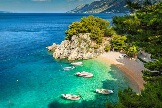 Fototapeta Tropical bay and beach with motorboats, Brela, Dalmatia region, Croatia