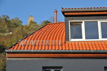 Neuaufbau des Dachstuhles mit Gauben und bogenförmige Ziegel-Eindeckung auf einem alten Wohnhaus...