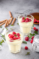 Vannila berries pudding