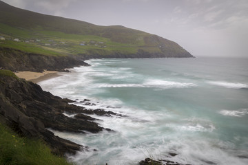 Vue en pose longue de la Côte de Dingle en Irlande. plage, village, collines et vagues houleuses