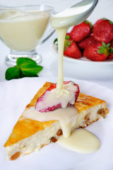 Cheesecake with strawberries, condensed milk and mint
