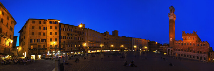 Fototapeta premium Siena, a city in central Italy’s Piazza del Campo Siena, Italy - June 04, 2017.: Tourists in Siena, Piazza del Campo 