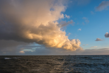 Enorme nuage au-dessus de la mer pendant un coucher de soleil