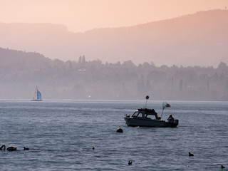 Boot auf See im Morgendunst