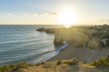 Sonnenuntergang mit Panorama an der Algarve in Portugal