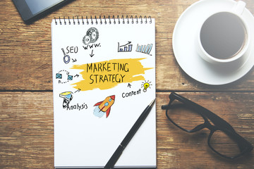 Naklejka premium marketing strategy text on notepad