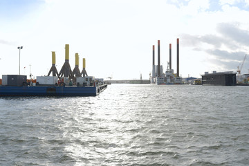 Blick in die Hafenanlagen, mit Windandlagen Fundamente im Hintergrund