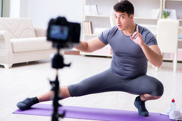 Obraz premium Sports and health blogger recording video in sport concept