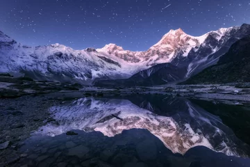Crédence de cuisine en verre imprimé Manaslu Scène nocturne incroyable avec les montagnes de l& 39 Himalaya et le lac de montagne dans la nuit étoilée au Népal. Paysage avec de hauts rochers avec un pic enneigé et un ciel avec des étoiles se reflétant dans l& 39 eau. Beau Manaslu, Himalaya