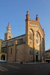 Fototapeta na wymiar Duomo di Crema: facciata e torre campanaria