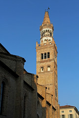 Fototapeta na wymiar Duomo di Crema: la torre campanaria (secoli XIII - XIV)
