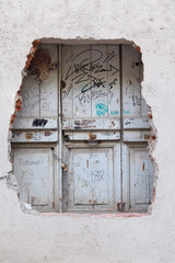 Gap in the wall with closed doors