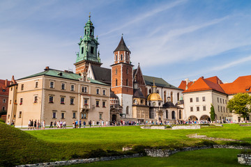 Fototapeta KRAKOW, POLAND - SEPTEMBER 3, 2016: Tourists visit Wawel castle in Krakow, Poland obraz
