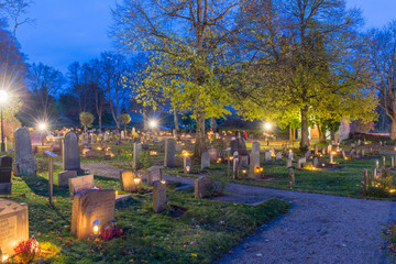 Tända ljus under Alhelgonahelgen på Värmdö kyrkogård