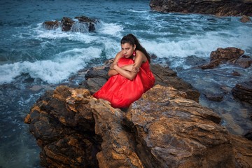 Mujer en las rocas 2