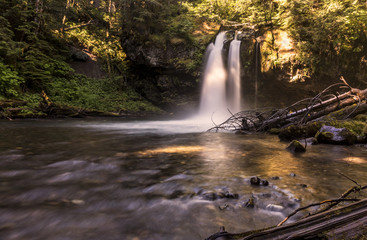 Fototapeta na wymiar Iron Creek Falls