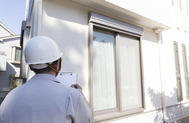 住宅　ヘルメット男性　汎用素材　調査