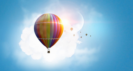 Fototapeta premium Aerostat unoszący się w dziennym niebie. Różne środki przekazu