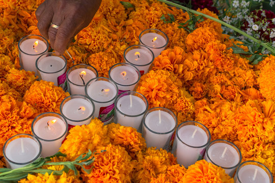 El altar tiene una cruz de velas y flores.