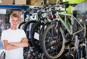 Fototapeta na wymiar male standing near the cycle in the shop