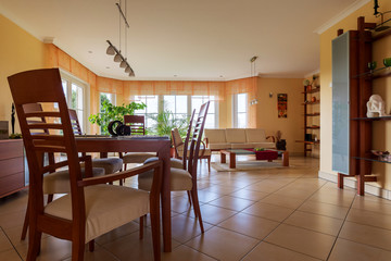 Wohnzimmer mit Esstisch